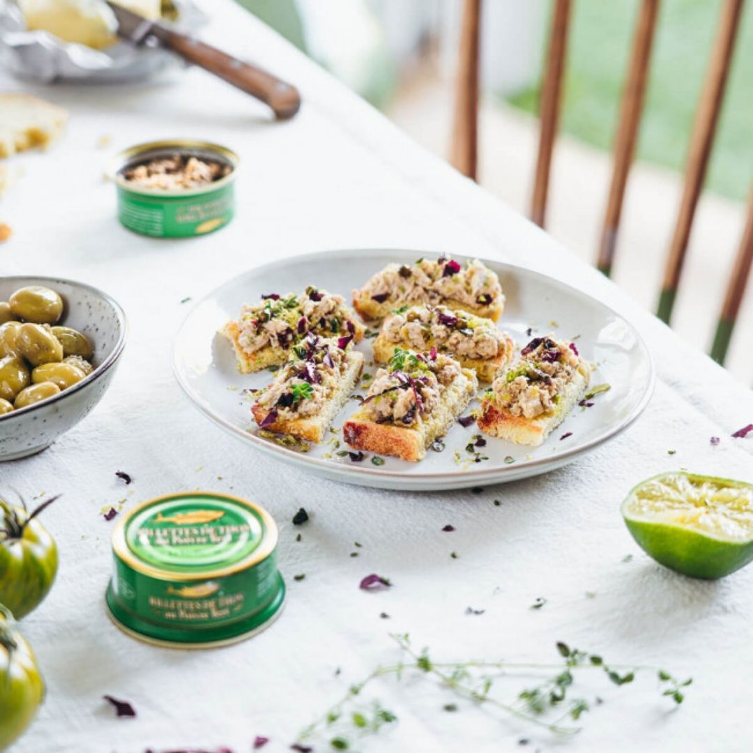 Fischkonserven-Geschenkkorb im Holzkorb